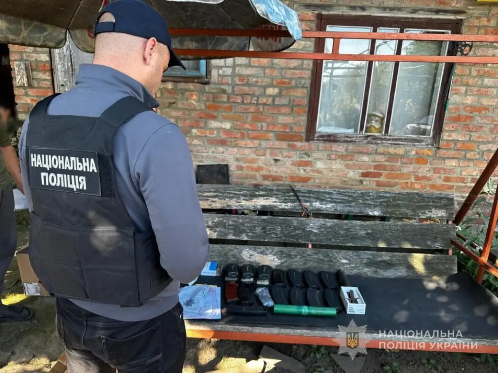 На Сумщині у чоловіка знайшли боєприпаси та наркотики