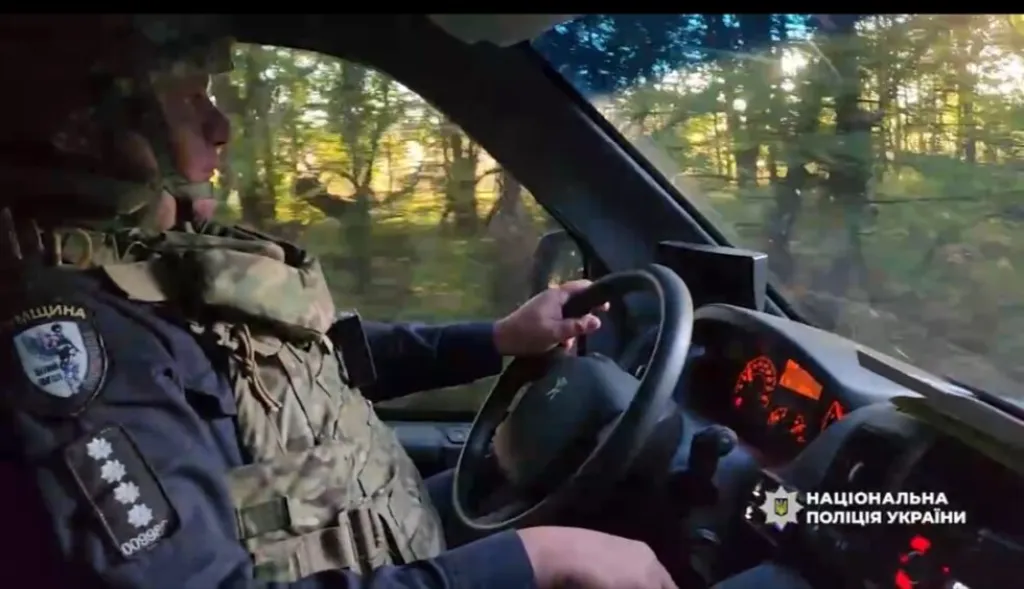 На Сумщині поліцейські «Білі янголи» евакуювали родину з немовлям