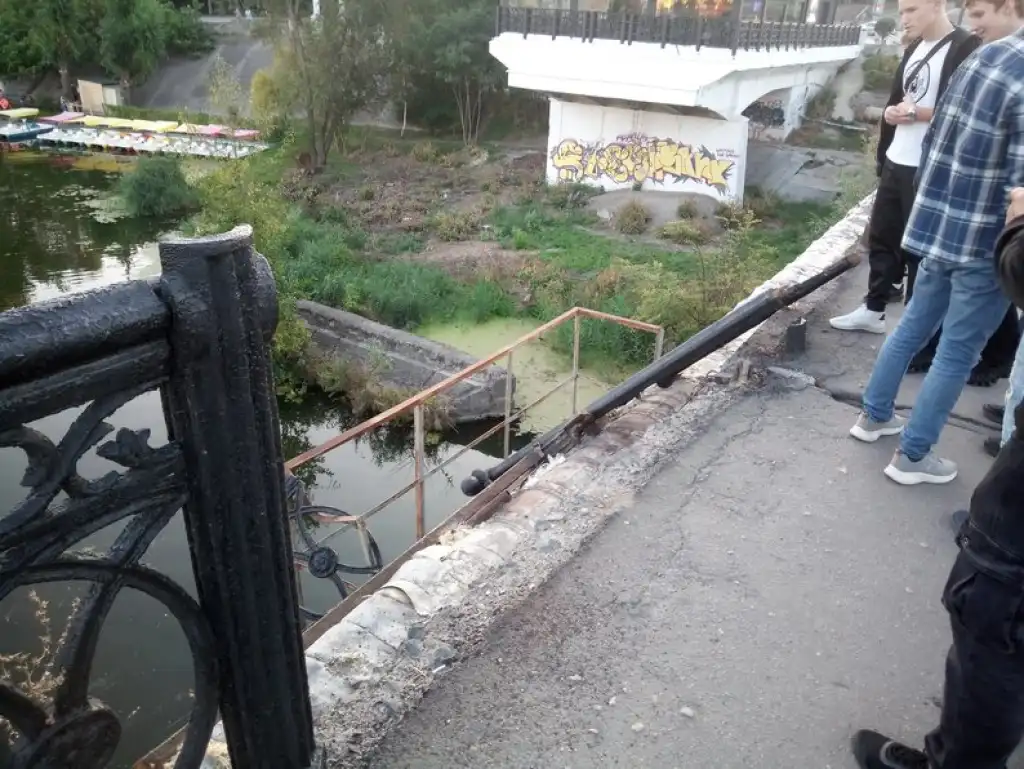 У Сумах обвалилися перила на Харківському мосту: постраждав чоловік