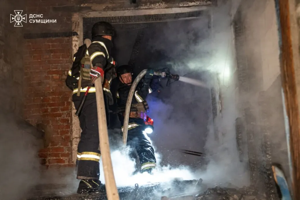 У Сумах через атаку дрона загорілася будівля: рятувальники показали ліквідацію пожежі