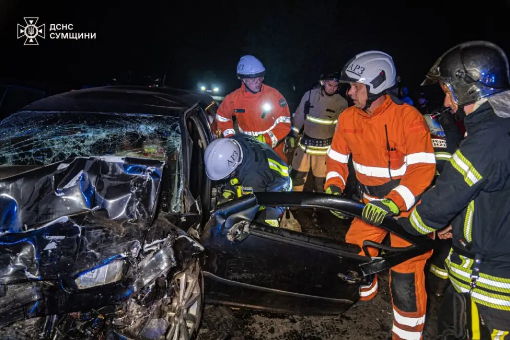 У Сумському районі рятувальники звільнили водія з понівеченого автомобіля