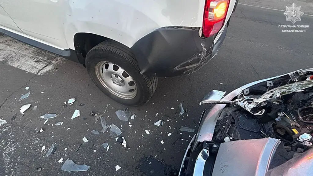На проспекті Свободи у Сумах зіштовхнулися два автомобілі Renault