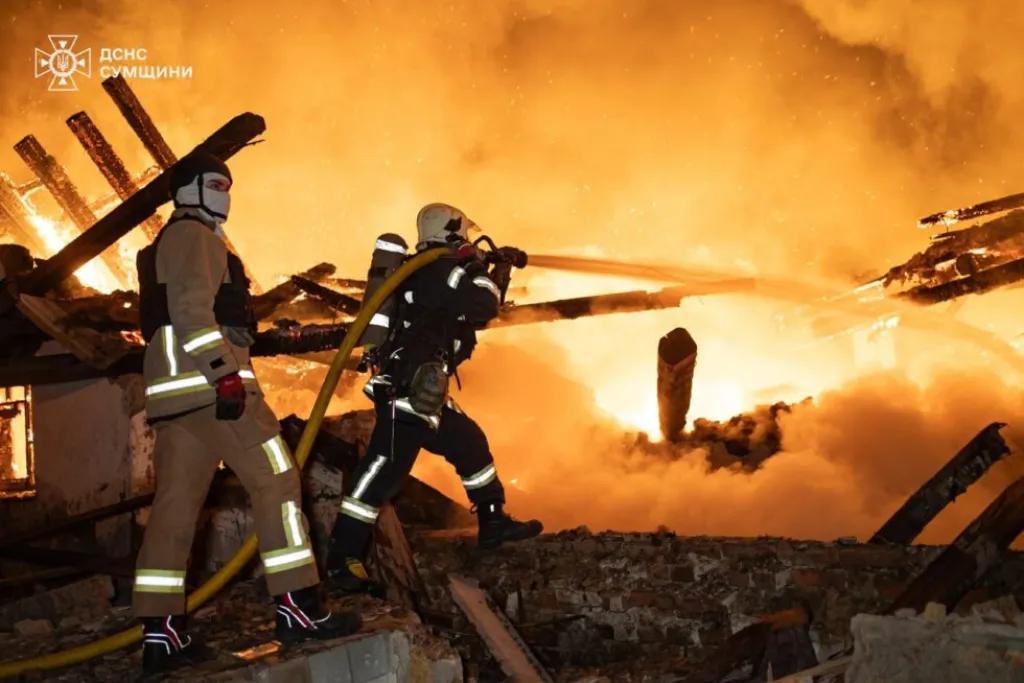 У Сумах ліквідували масштабну пожежу після нічної атаки дронами