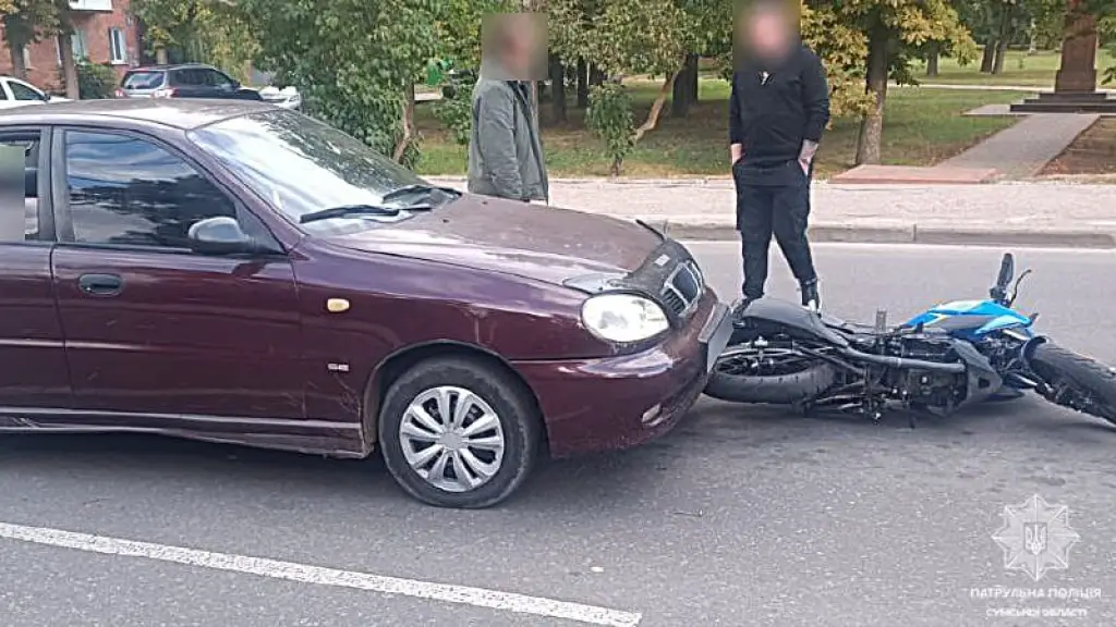 У Сумах водій Daewoo Lanos без прав спричинив аварію з мотоциклом