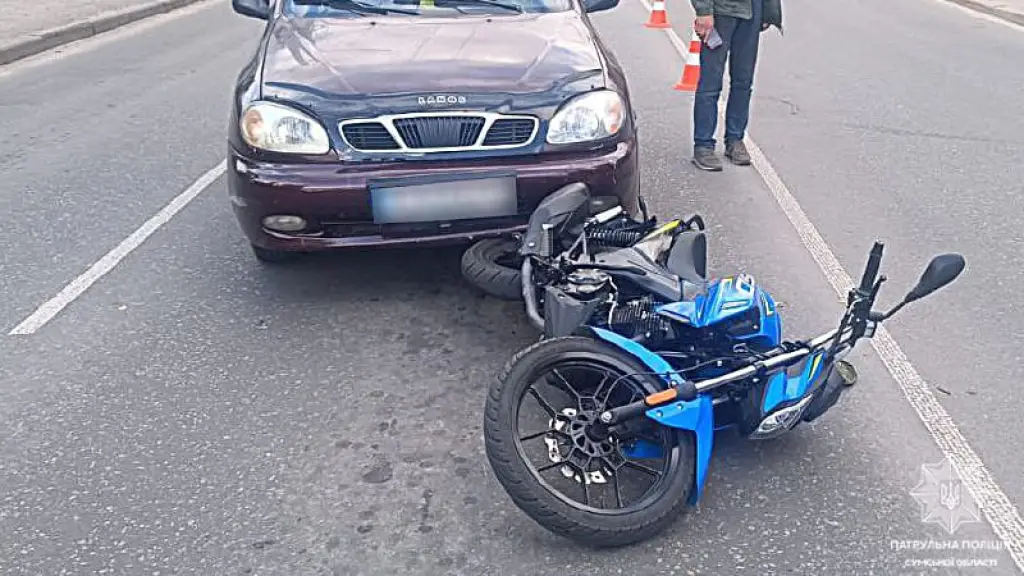 У Сумах водій Daewoo Lanos без прав спричинив аварію з мотоциклом