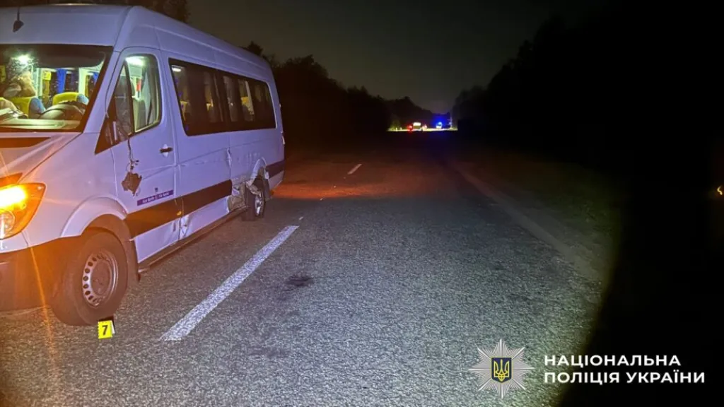 На Сумщині мотоцикліст у стані сп’яніння врізався в маршрутку “Київ – Охтирка”