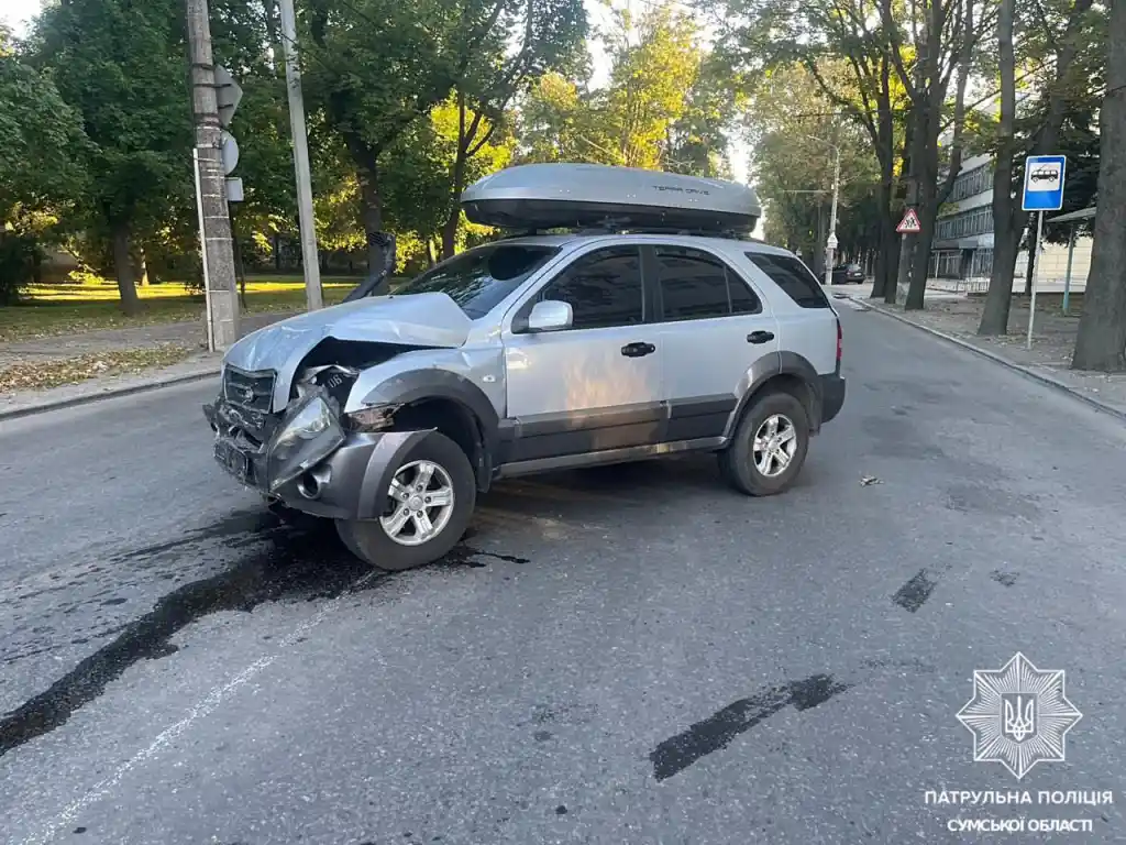 На перехресті вулиць у Сумах сталася аварія: постраждав водій
