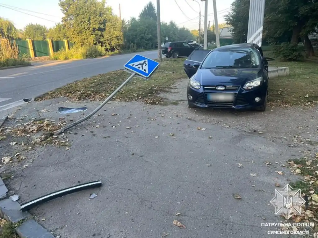 На перехресті вулиць у Сумах сталася аварія: постраждав водій