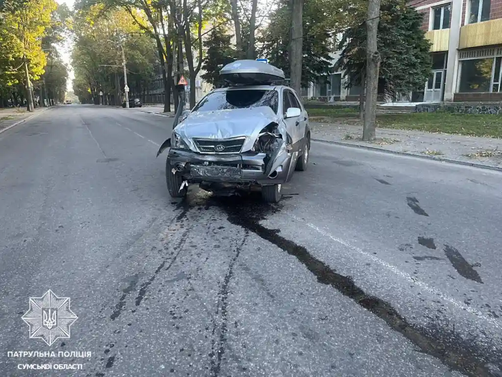 На перехресті вулиць у Сумах сталася аварія: постраждав водій