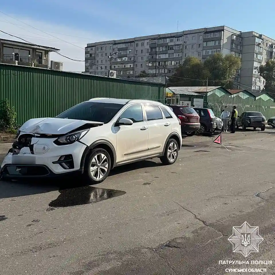 У Сумах на вулиці Збройних Сил України зіткнулися чотири автівки