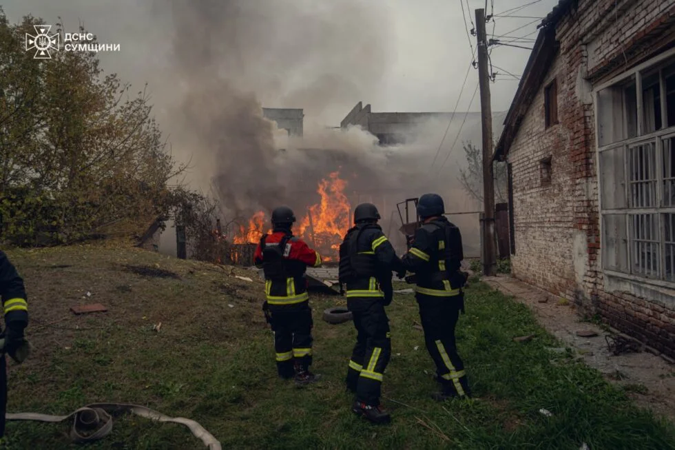 У Сумах рятувальники ліквідували пожежі після влучання ворожого безпілотника