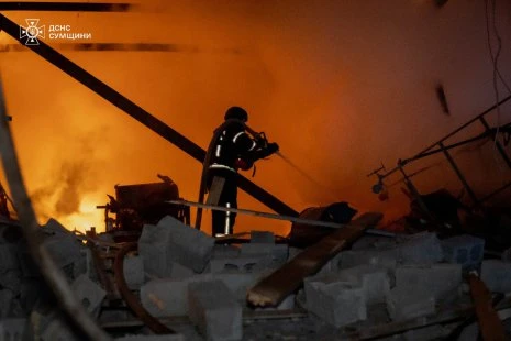 Сумські рятувальники ліквідували пожежу після ворожого удару