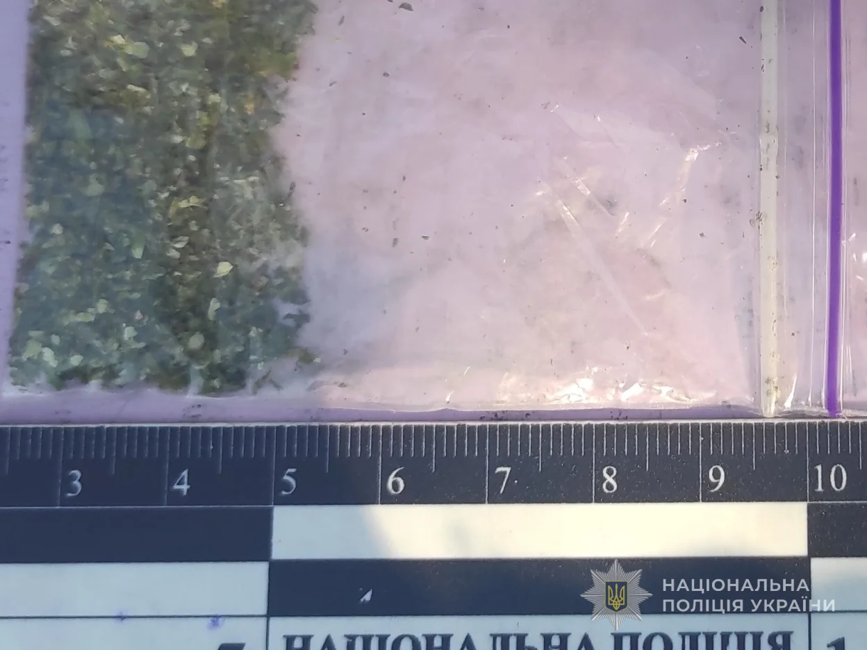 Поліцейські Сумщини вилучили наркотики у кількох громадян