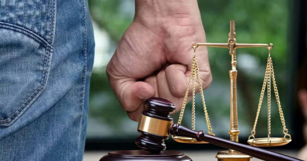 На Сумщині чоловіка засудили до 7 років за побиття товариша кочергою до смерті