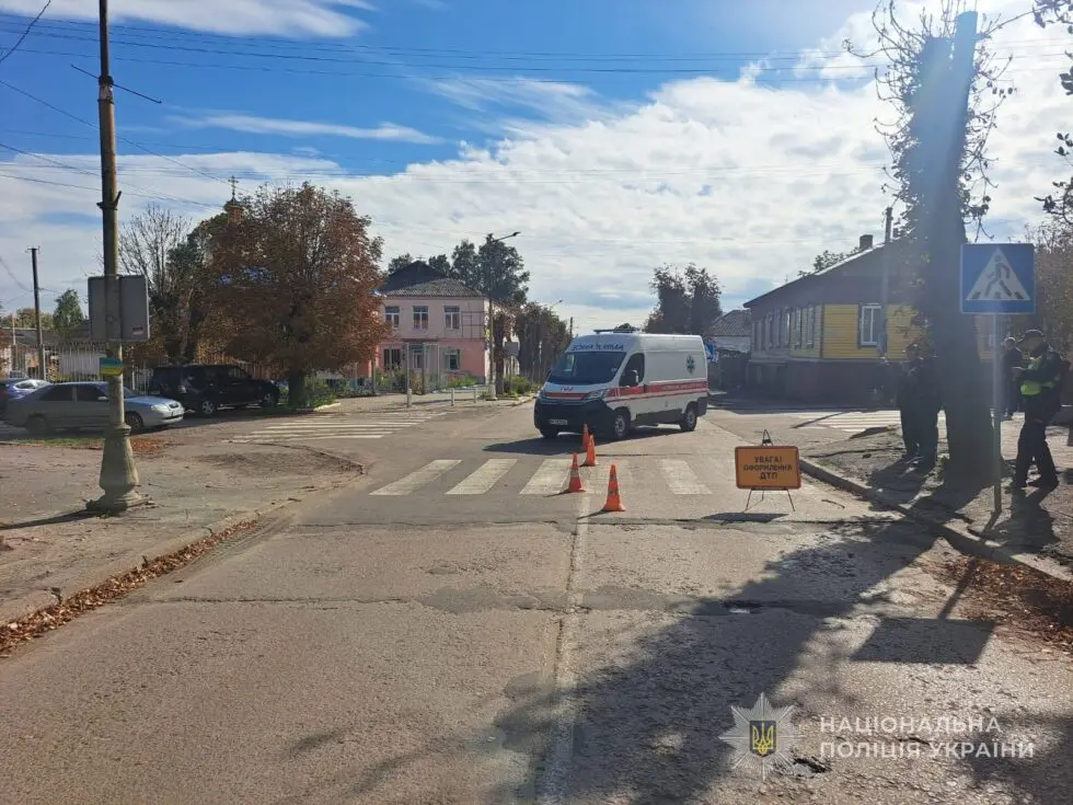 У Кролевці на перехресті автомобіль збив жінку на велосипеді