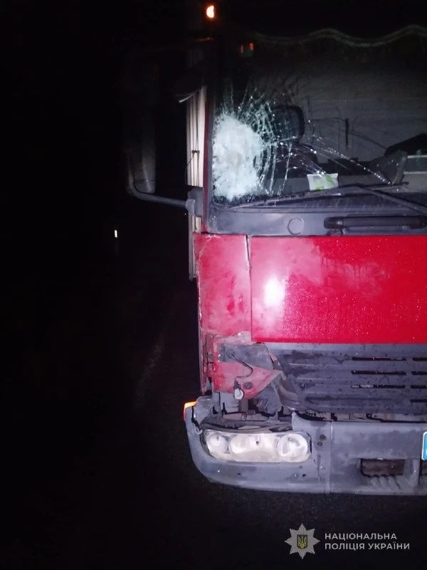 В Охтирському районі вантажівка збила пішохода на трасі Н-12