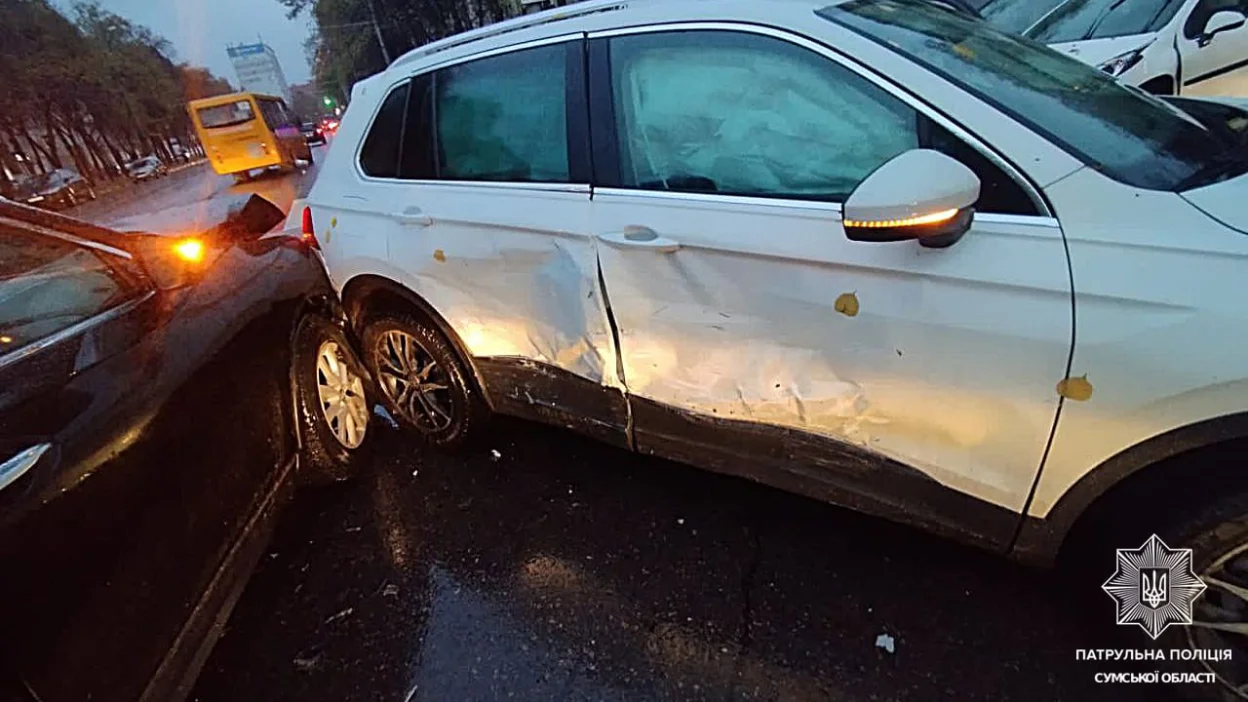 У Сумах водійка Volkswagen спричинила потрійну автопригоду