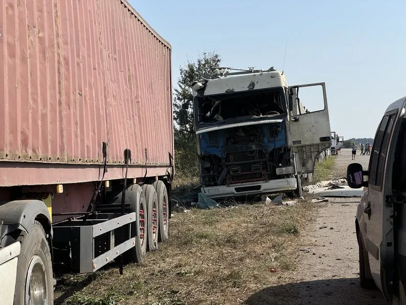На Сумщині росіяни прицільно обстріляли вантажівку, водій отримав поранення
