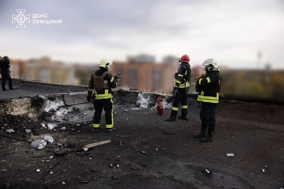 У Сумах рятувальники ліквідували пожежу після влучання БпЛА по багатоповерхівці