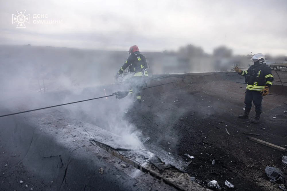 У Сумах рятувальники ліквідували пожежу після влучання БпЛА по багатоповерхівці