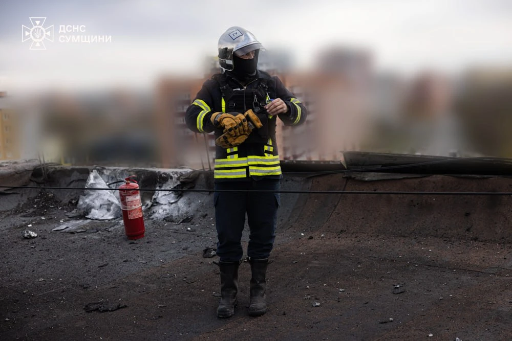 У Сумах рятувальники ліквідували пожежу після влучання БпЛА по багатоповерхівці