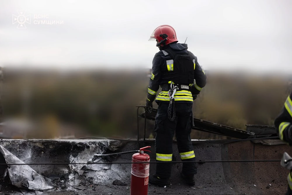 У Сумах рятувальники ліквідували пожежу після влучання БпЛА по багатоповерхівці