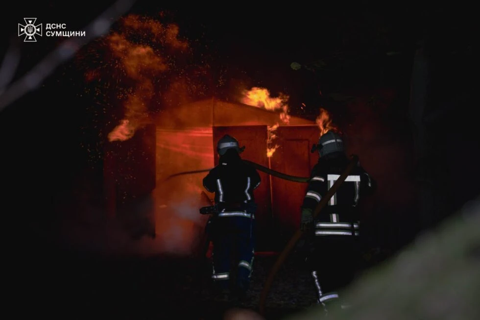 У центрі Сум ліквідували пожежу в гаражі