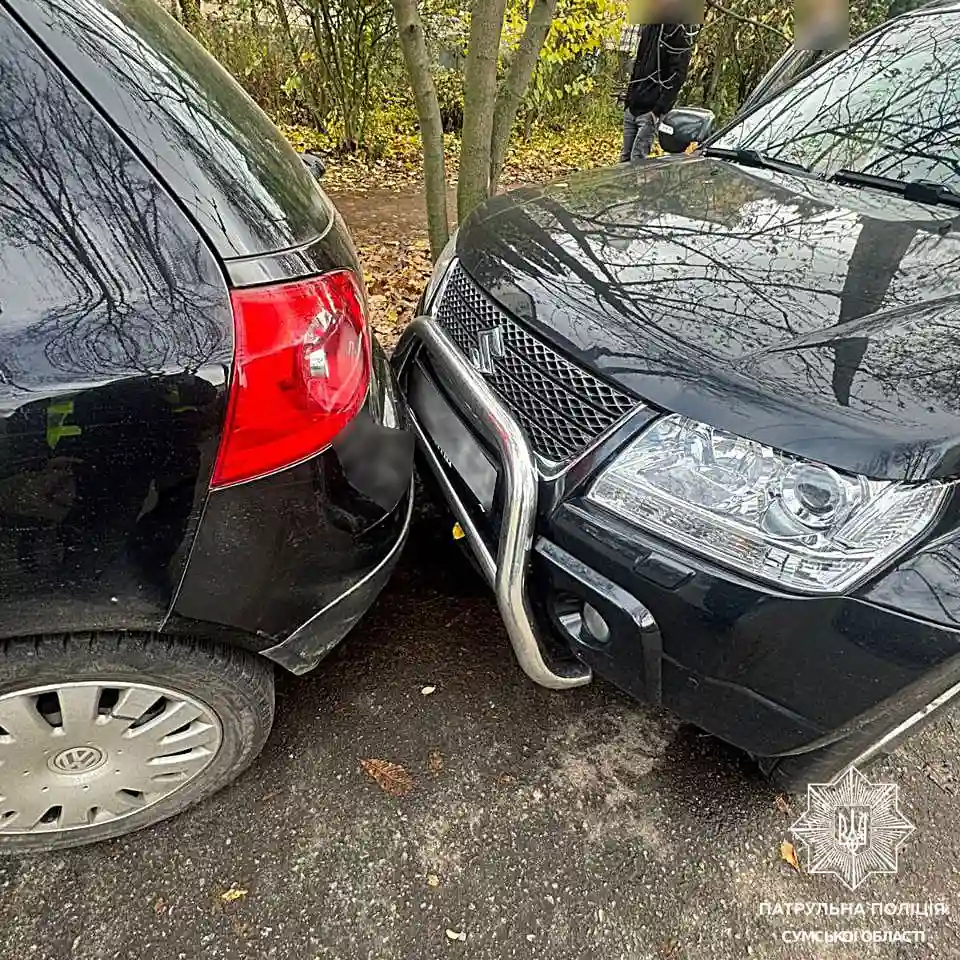 У Сумах автомобіль покотився сам: сталася дорожньо-транспортна пригода