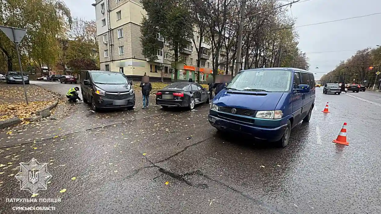 У Сумах автомобіль Audi потрапив у потрійну ДТП на проспекті Шевченка