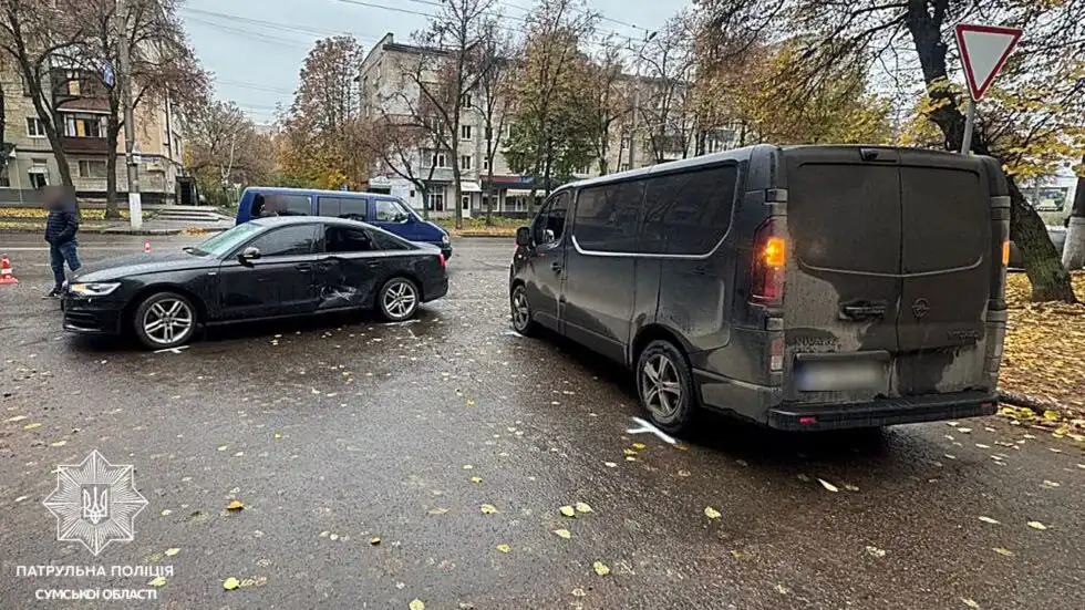 У Сумах автомобіль Audi потрапив у потрійну ДТП на проспекті Шевченка