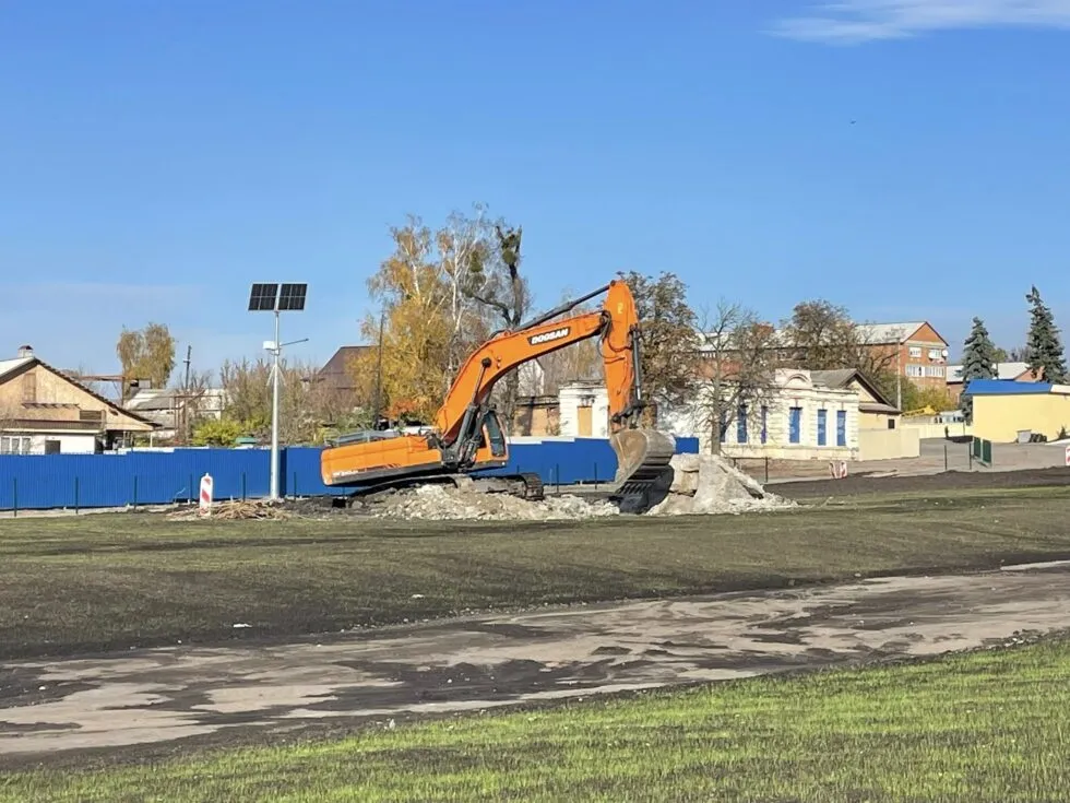 У Тростянці демонтували радянський танк з Привокзальної площі в рамках відновлення міста