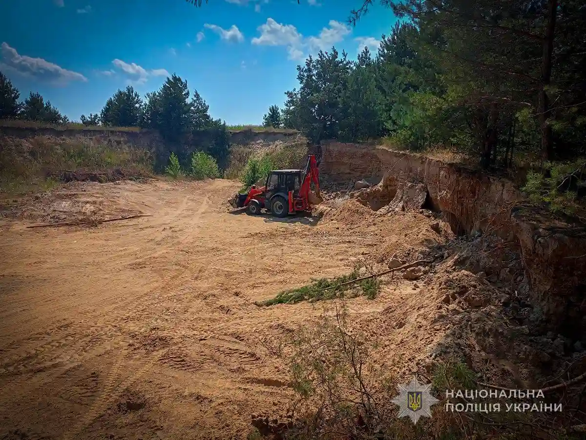 Директор комунального підприємства незаконно видобував пісок на мільйони: справа скерована до суду