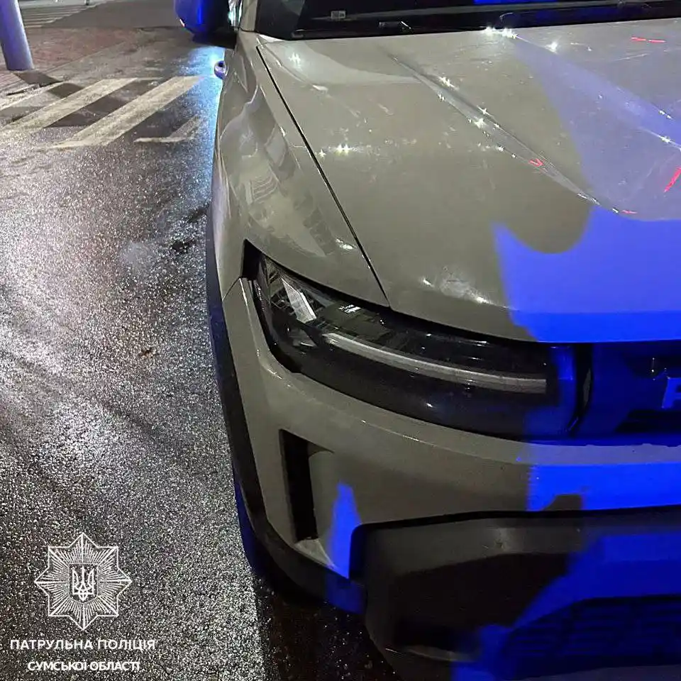 У центрі Сум 18-річного пішохода збив автомобіль на червоний сигнал світлофора