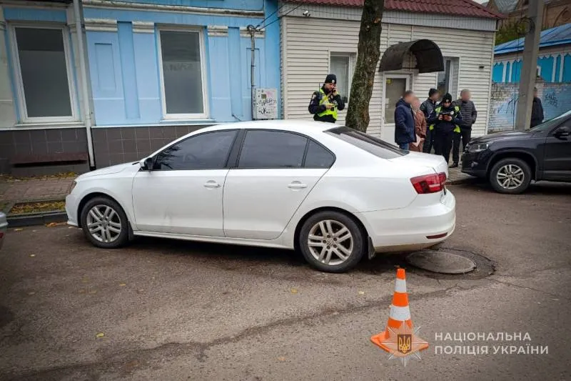 У Сумах 85-річна жінка потрапила під авто під час руху заднім ходом
