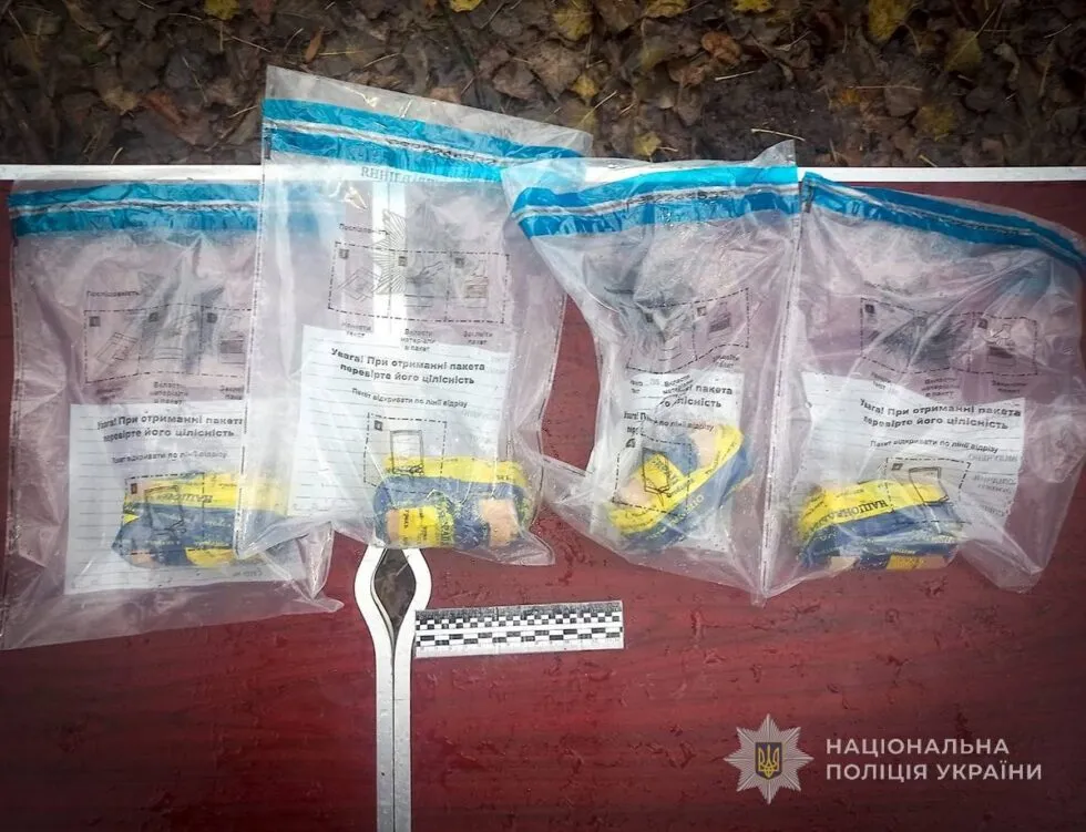 У Ромнах поліцейські затримали чоловіка, який зберігав автомат і боєприпаси