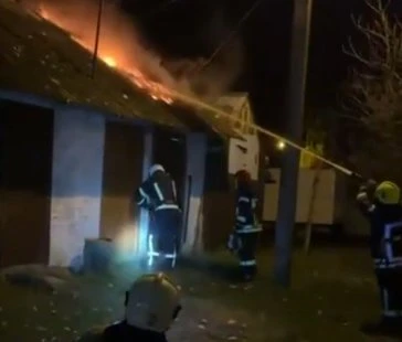 У Сумах на Хіммістечку рятувальники ліквідували пожежу в господарчій будівлі