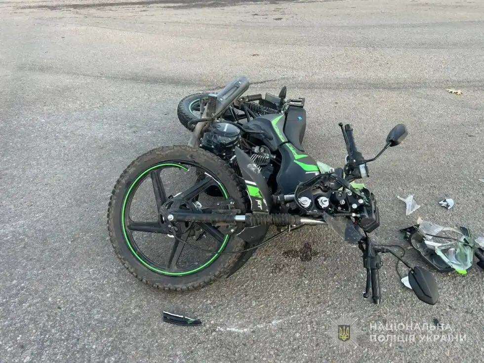 На Конотопщині жінка за кермом позашляховика збила неповнолітнього мотоцикліста