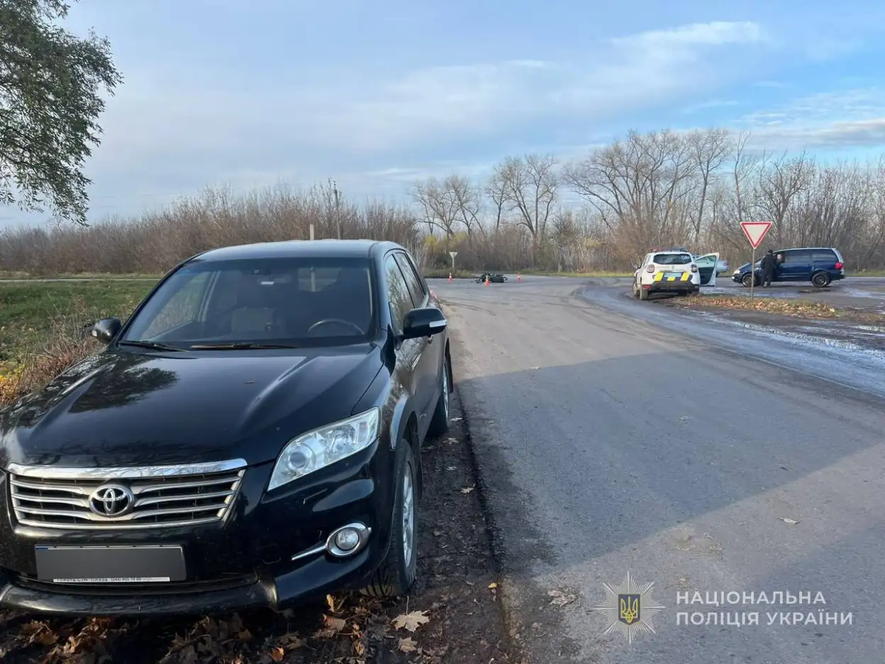 На Конотопщині жінка за кермом позашляховика збила неповнолітнього мотоцикліста