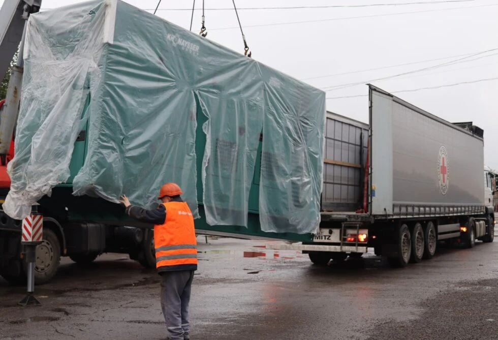 Сумський водоканал отримав два потужні генератори від Червоного Хреста