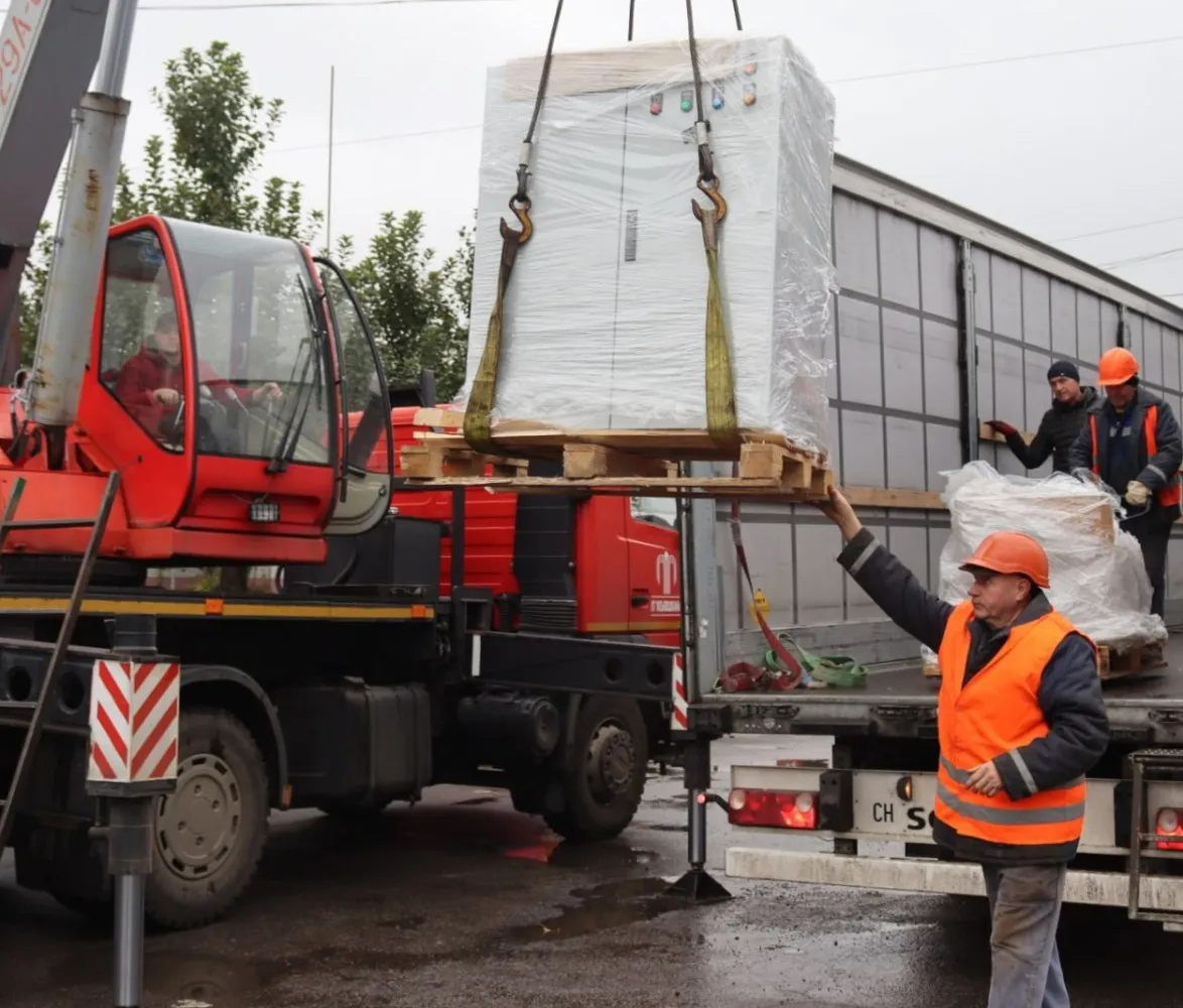 Сумський водоканал отримав два потужні генератори від Червоного Хреста