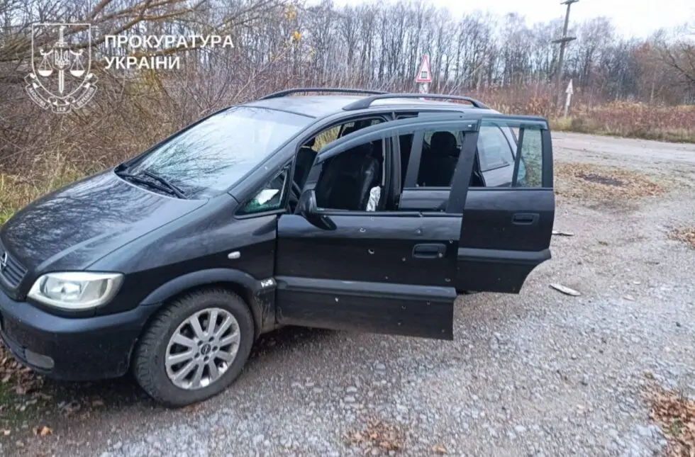 На Сумщині ворожий дрон атакував цивільне авто: двоє людей поранені