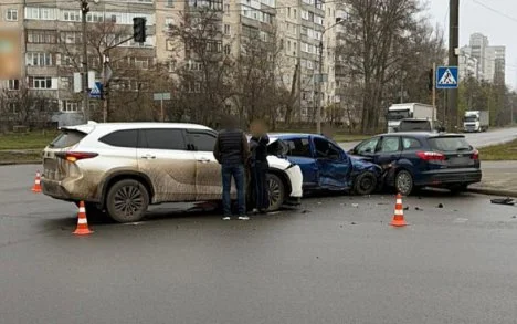 У Сумах на перехресті зіткнулися три автомобілі