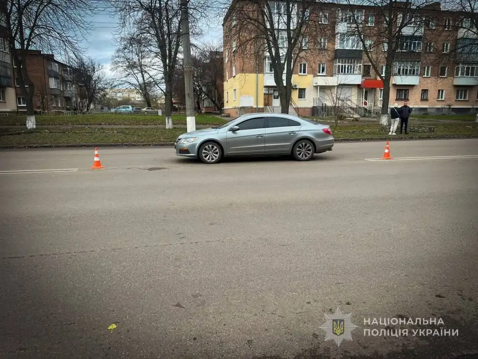 У Конотопі автомобіль збив пішохода: чоловік у лікарні