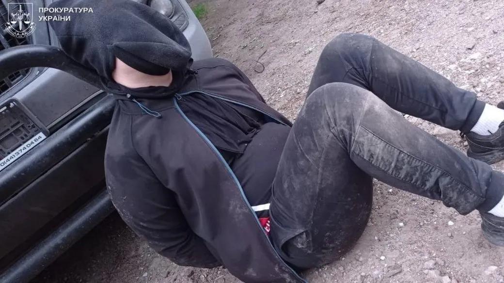 На Сумщині передадуть до суду 20-річного юнака, якому інкримінують підпал трьох авто військових