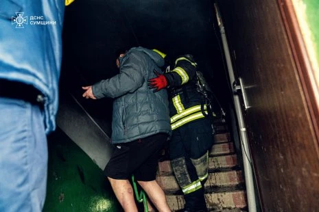 У Сумах під час нічної пожежі рятувальники евакуювали шістьох людей, серед них дитину