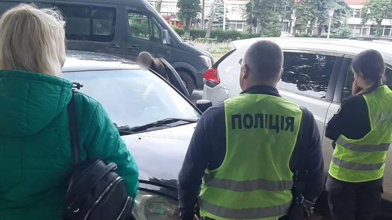 У Сумах поліція затримала шахрайку, яка видавала себе за співробітницю СБУ