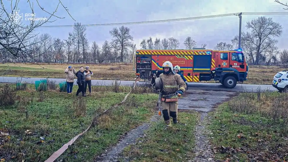 У Конотопському районі рятувальники загасили пожежу у житловому секторі