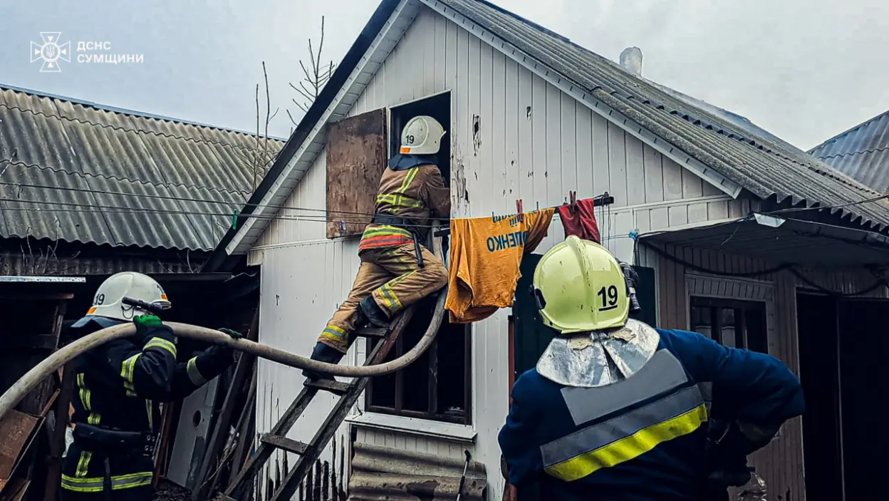 У Конотопському районі рятувальники загасили пожежу у житловому секторі