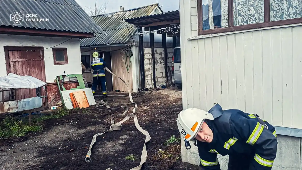 У Конотопському районі рятувальники загасили пожежу у житловому секторі