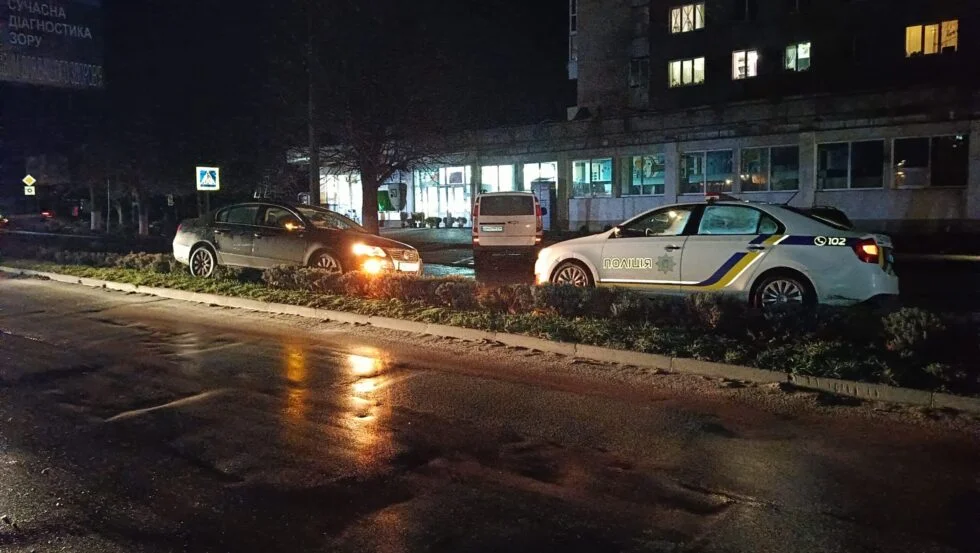 У Шостці водій 76 років виїхав на клумбу після засліплення фарами зустрічного авто